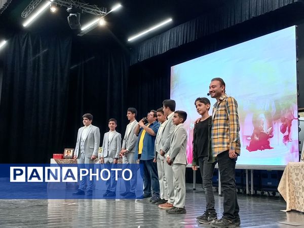 پایان شیرین دوره‌های آموزشی «غنچه‌های نور» با حضور چهره محبوب کودک و نوجوان در کاشان