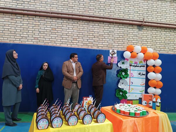 جشن شکوفه‌ها در دبستان زهره براتیان
