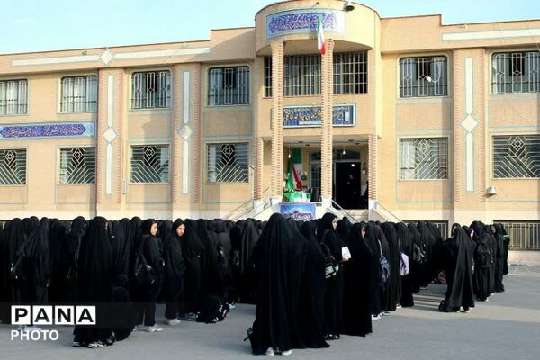 نواخته شدن زنگ پلیس در دبیرستان سید احمد فاتحی یک قم
