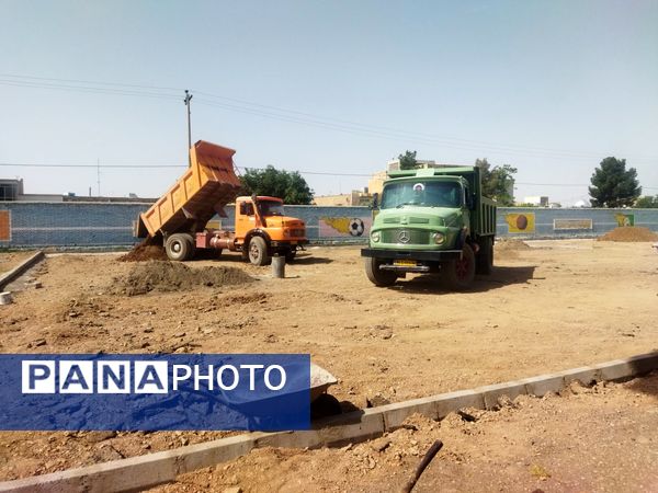 پیش رویی در ساخت چمن مصنوعی دبیرستان نمونه دانش کاشمر