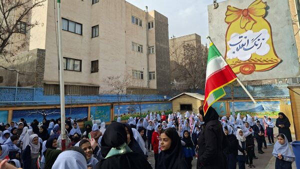 آیین نواختن زنگ چهل و هفتمین سالروز پیروزی انقلاب اسلامی در دبستان دخترانه فرهنگیان ۲