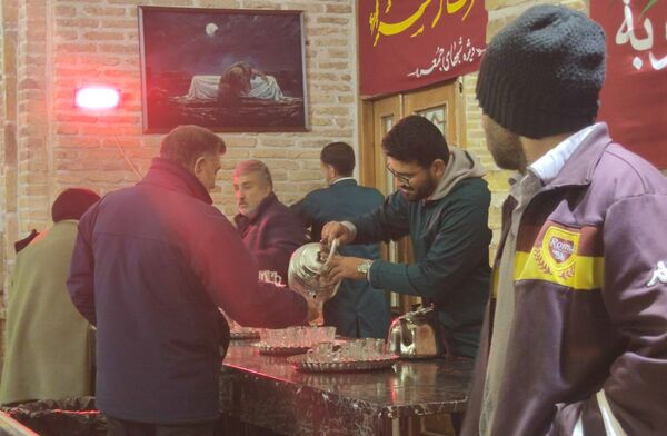 فعالیت چایخانه حضرت زهرا(س) نیشابور در هوای سرد زمستانی 