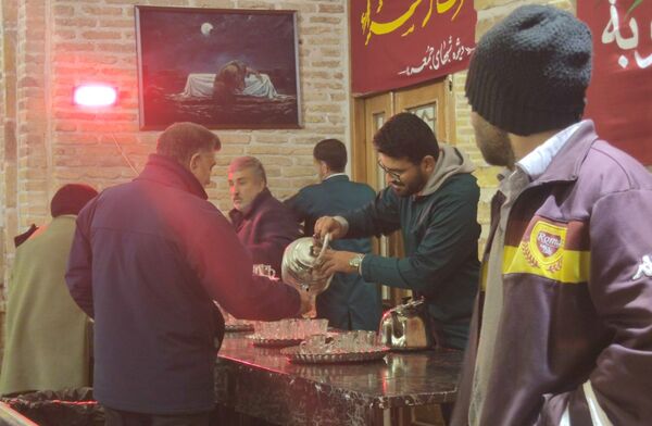 فعالیت چایخانه حضرت زهرا(س) نیشابور در هوای سرد زمستانی 