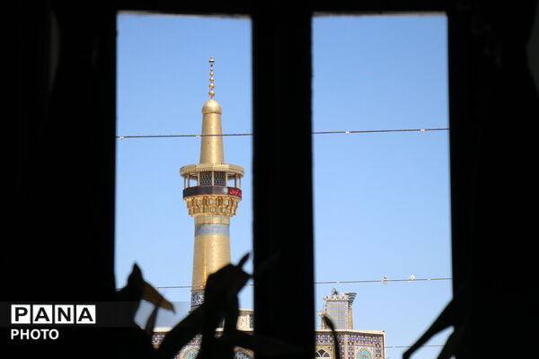 حرم مطهر امام رضا(ع)، میزبان زائران و عزاداران رهبر شهید