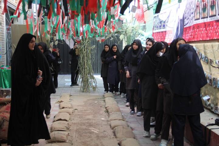 بازدید دانش‌آموزان مدارس قیامدشت و مسئولین شهری از نمایشگاه دفاع مقدس حوزه های مقاومت بسیج شهر قیامدشت