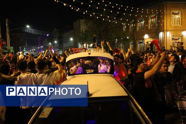 شادی مردم ارومیه از قهرمانی تیم فوتبال تراکتور