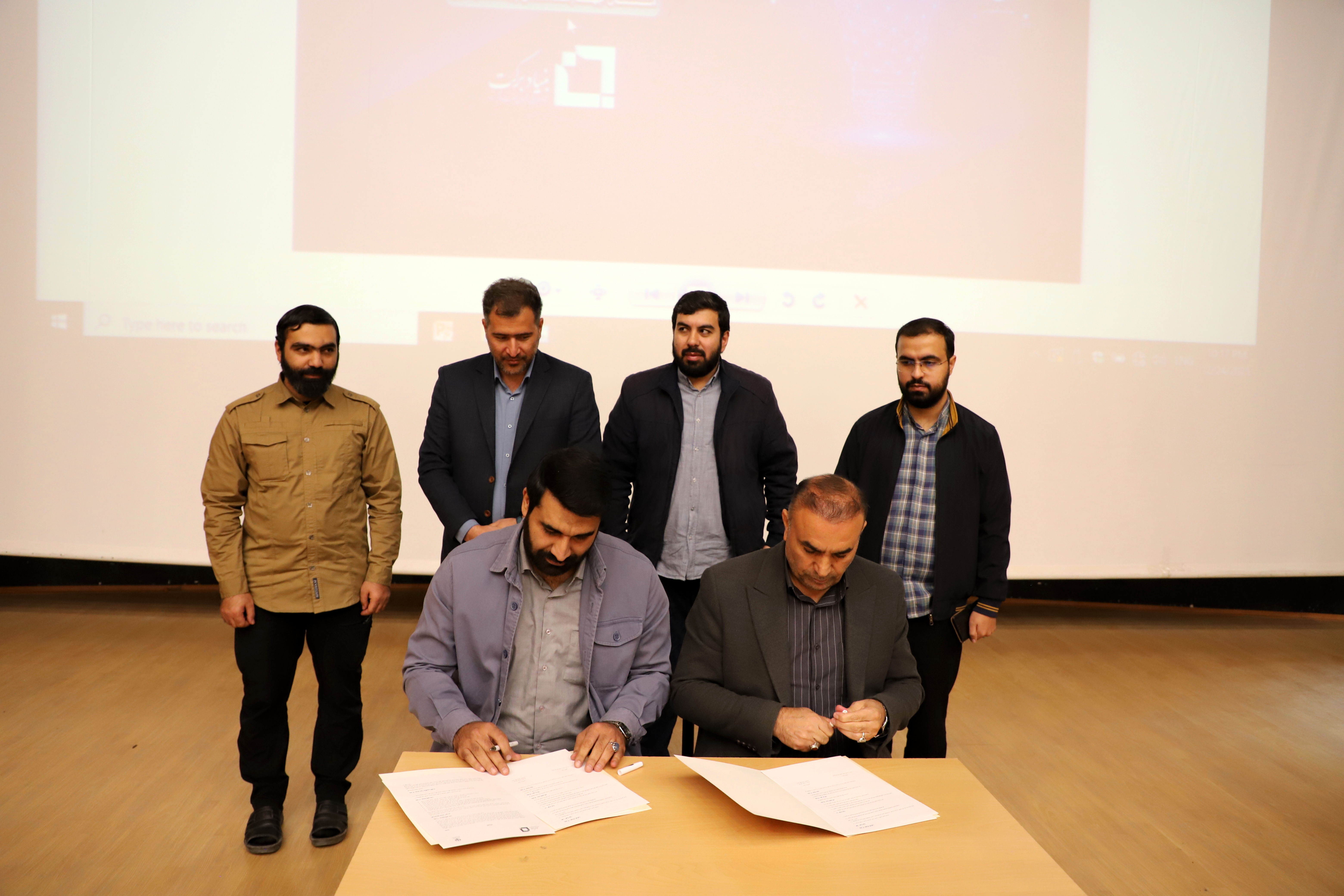 امضای تفاهم نامه بنیاد برکت و آموزش‌وپرورش استان به منظور توسعه عدالت آموزشی در مناطق محروم