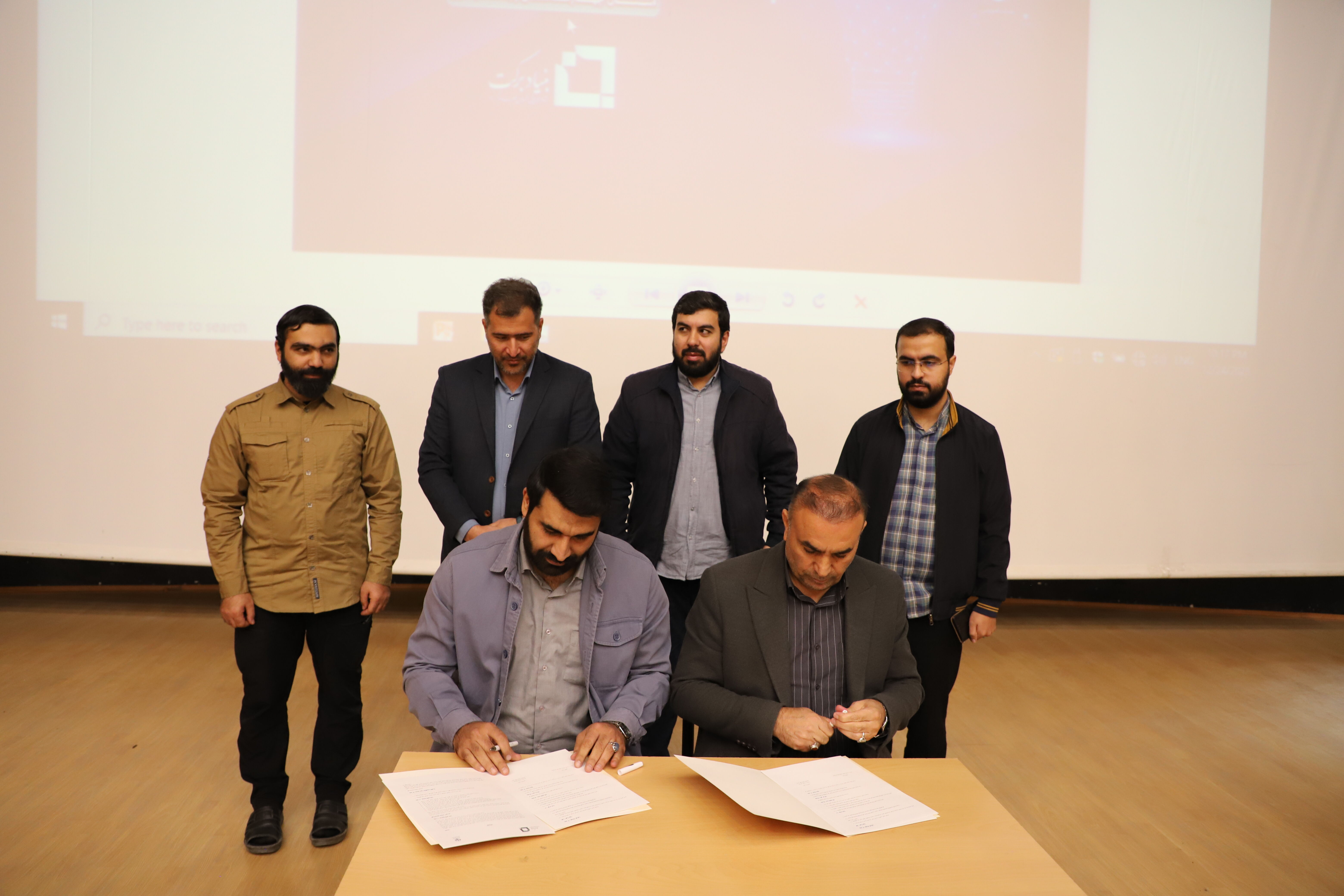 امضای تفاهم نامه بنیاد برکت و آموزش‌وپرورش استان به منظور توسعه عدالت آموزشی در مناطق محروم