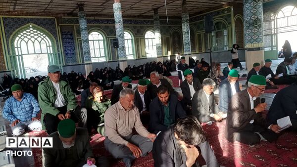 زمزمه دعای عرفه توسط مردم مومن شهربار نیشابور