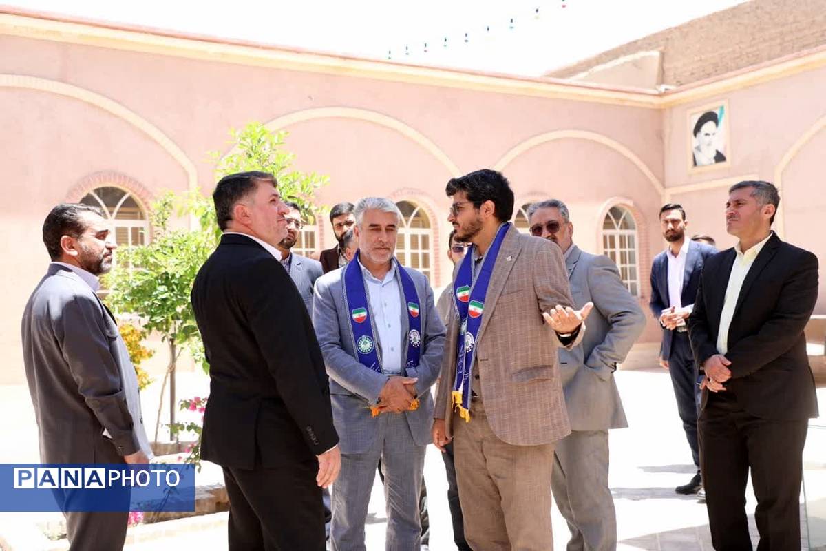 بازدید استاندار یزد از سازمان دانش‌آموزی استان یزد
