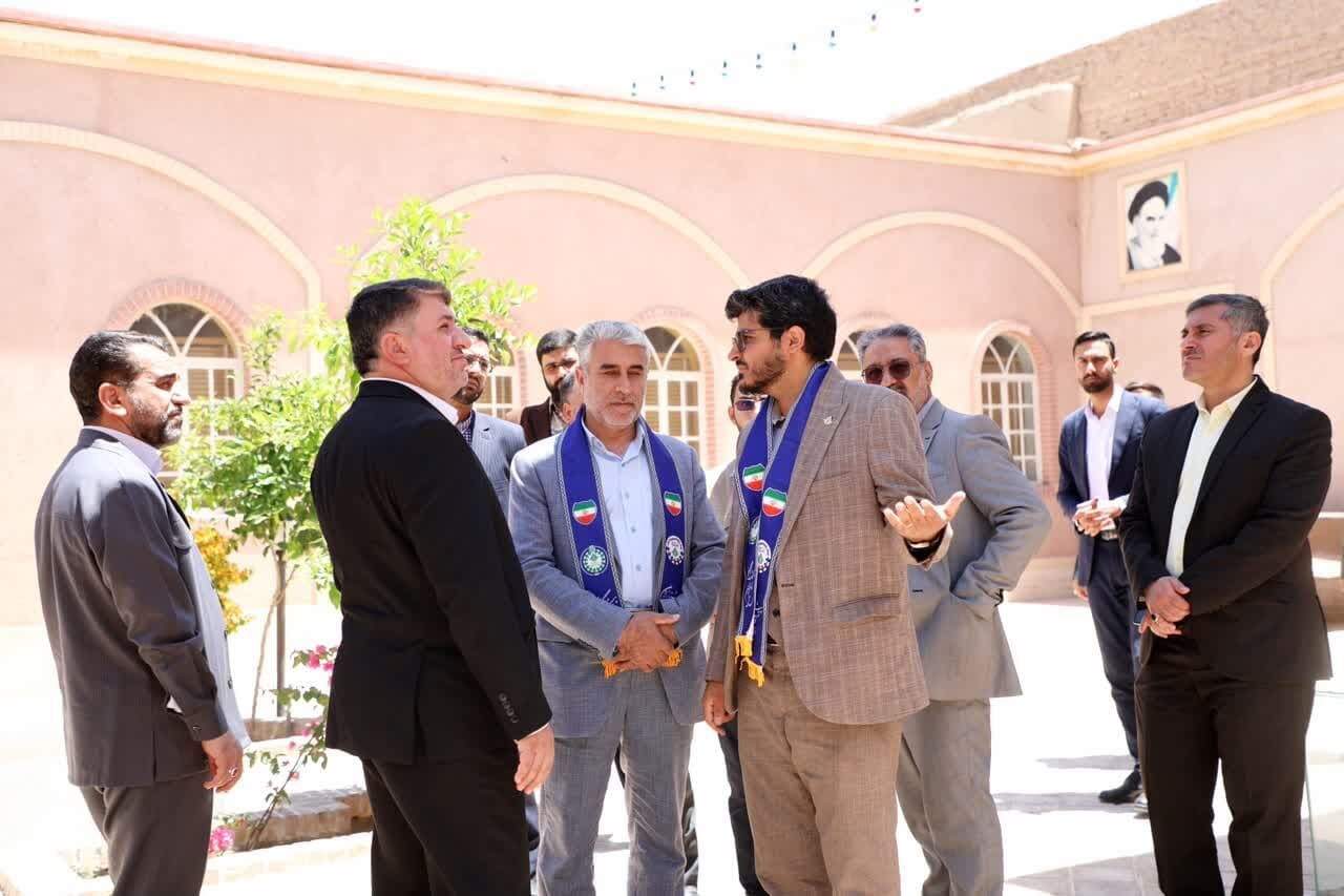 بازدید استاندار یزد از سازمان دانش‌آموزی استان یزد