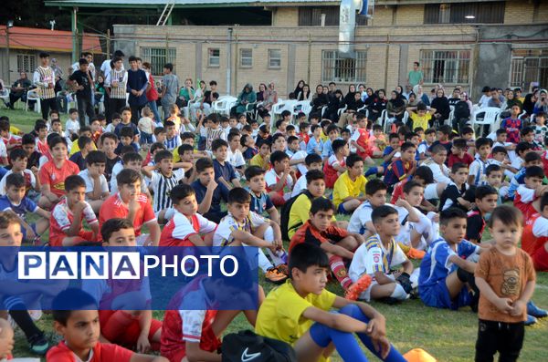 اختتامیه کلاس‌های اوقات فراغت فوتبال در سالن تربیت‌بدنی شهید عابدی