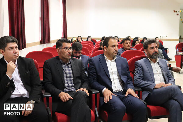تقدیر از منتخبین حوزه ابتدایی توسط مدیر کل آموزش پرورش 