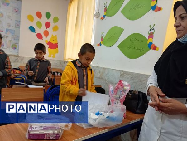 اجرای طرح وارنیش فلوراید در دبستان شهید پسندیده فدافن 