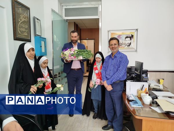 اهدای گل به کارکنان اداره‌کل آموزش و پرورش شهرستان‌های تهران به‌مناسبت بزرگداشت روز معلم 