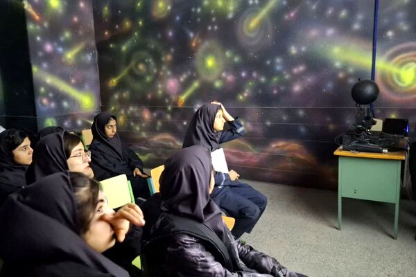 دانش‌آموزان دبیرستان ساره در پژوهشسرای فرهنگ مهارت‌های علمی را تجربه کردند