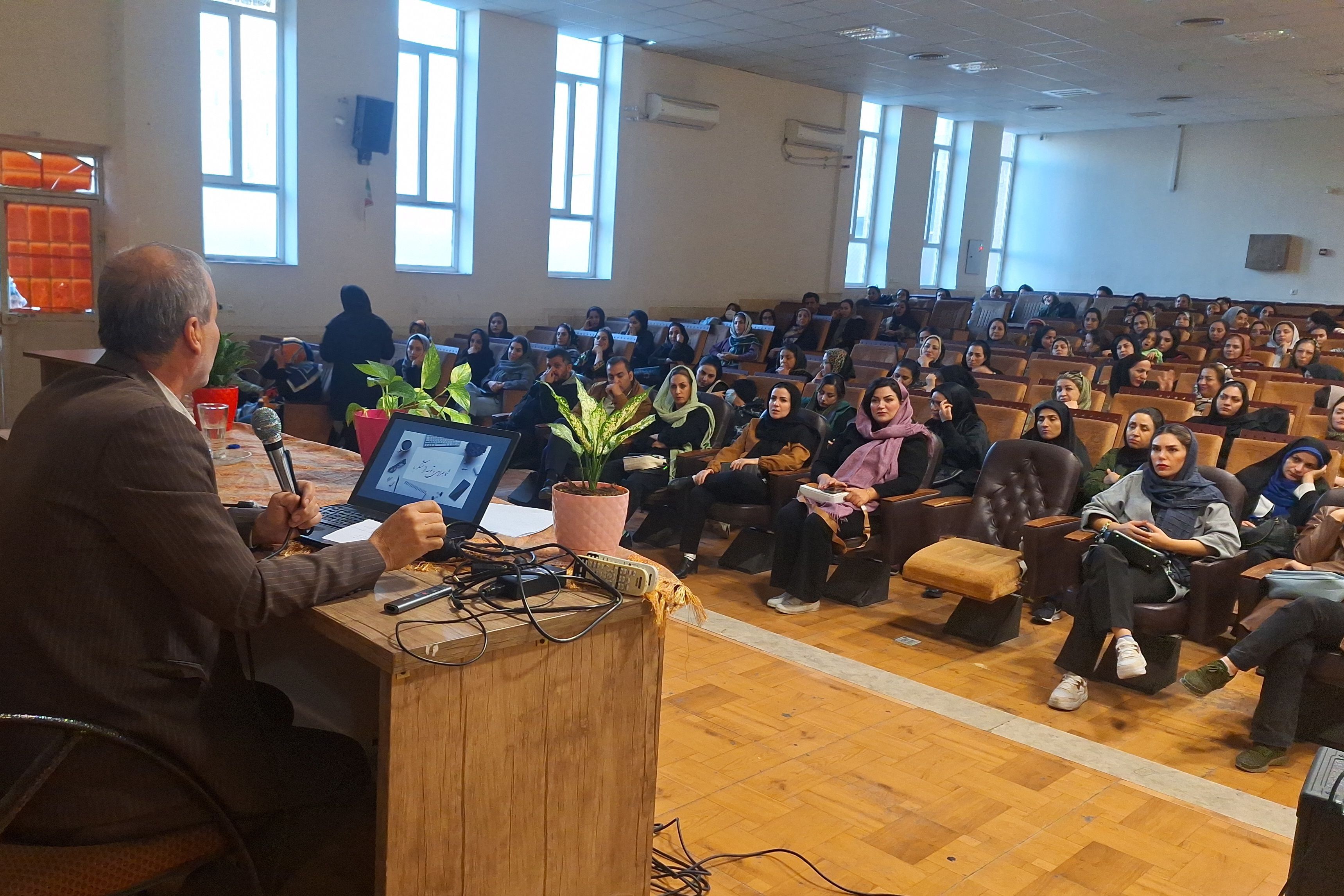 کارگاه آموزشی پیشگیری از آسیب‌های اجتماعی در آموزشگاه معارف۶ ناحیه ۳