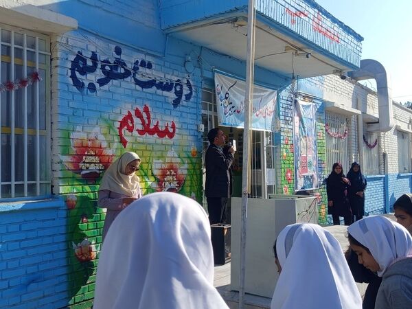 بازارچه کتاب در دبستان سمیه