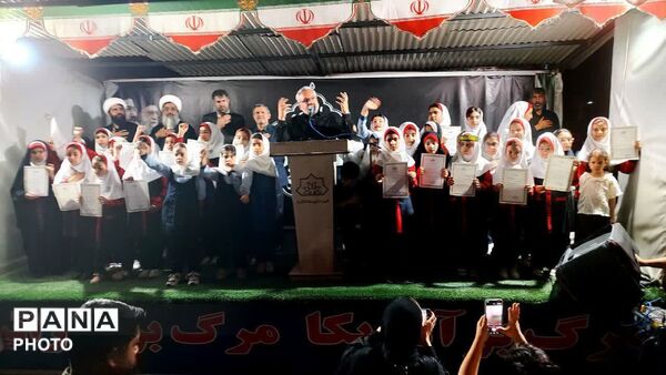 اجرای  سرود حماسی «باید برخاست» توسط دانش‌آموزان پیشتاز ساوجبلاغ