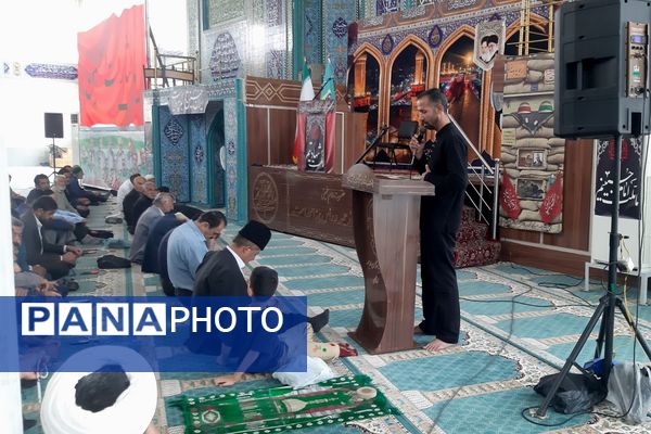 اقتدار مردم در صفوف نماز جمعه لردگان 