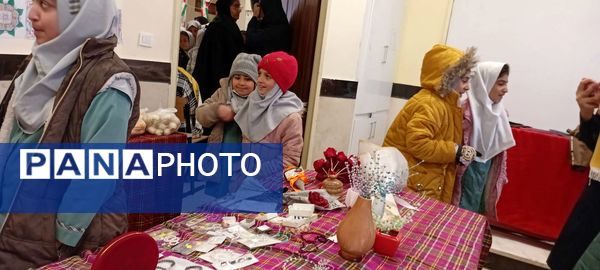 بازدید دانش آموزان مدرسه مریم میرزاخانی خلیل آباد از بازارچه کار آفرینی