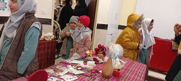 بازدید دانش آموزان مدرسه مریم میرزاخانی خلیل آباد از بازارچه کار آفرینی