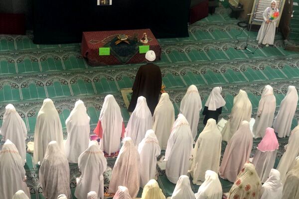 حضور دانش آموزان دبستان هدی یک در مسجد صاحب الزمان (عج) 