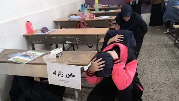 مانور زلزله و ایمنی در دبیرستان شاهد شهید کلانتری ناحیه یک کرج
