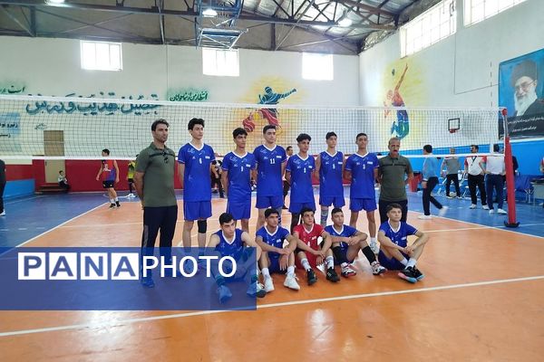 اولین روز مسابقات کشوری  والیبال پسران دانش‌آموز در رودهن 