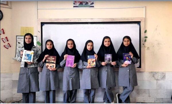 گرامیداشت هفته کتاب و کتابخوانی در دبیرستان حاج مهدی روحانی شهرستان خلیل آباد 