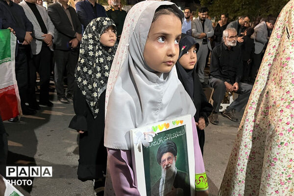 میان دانش‌آموزان و رهبر شهید پیمان جاودانه با نوای سرود رقم خورد