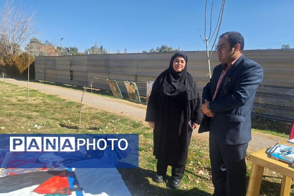 لذت نقاشی همگانی کنار دوستان در بوستان جنت شیراز 