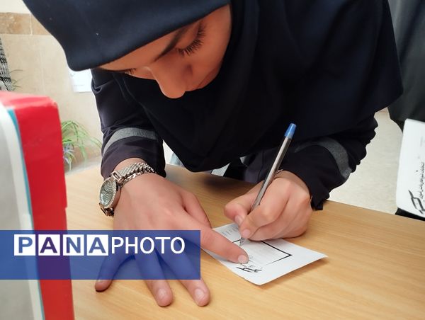 انتخابات شورای دانش‌آموزی در دبیرستان فاطمه آهنچی مشهد