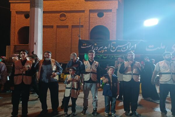دانش‌آموزان در موکب دانش‌آموزی عشاق‌الحسین از زائرین کربلای معلی پذیرایی کردند