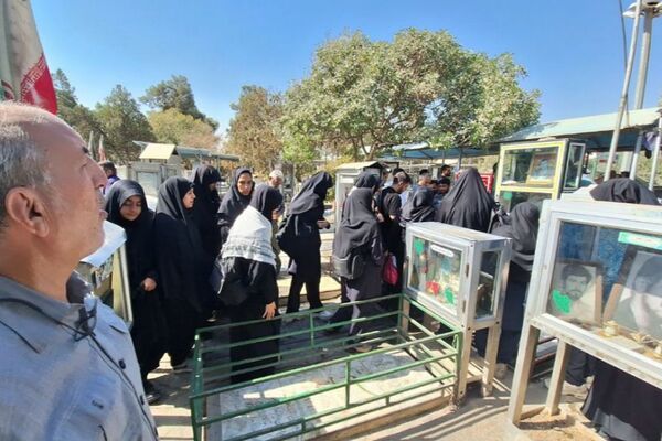 حضور دانش آموزان دبیرستان حجاب ناحیه یک شهرری در گلزار شهدا