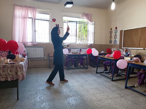جشن شکوفه‌ها در دبستان شهید رجایی ایزدشهر