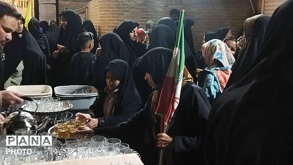 چایخانه فاطمه الزهرا ( س) هر شب در حال  خدمت رسانی به عاشقان وطن 