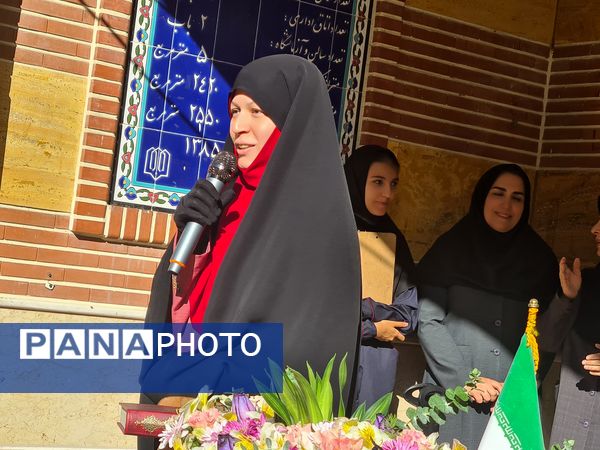 آئین نواختن زنگ مهر در دبیرستان دخترانه فرهنگ ۱۳ 