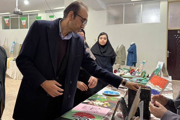 آیین افتتاحیه نمایشگاه هنری «ماها» در هنرستان شهید تاجیک بهارستان‌دو