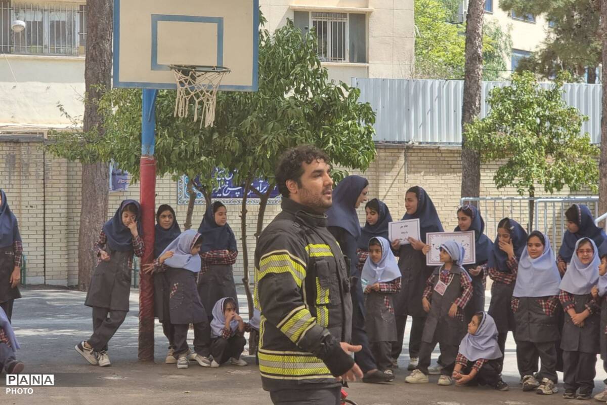 زنگ ایمنی در دبستان خورسندیان به مناسبت روز آتش‌نشان