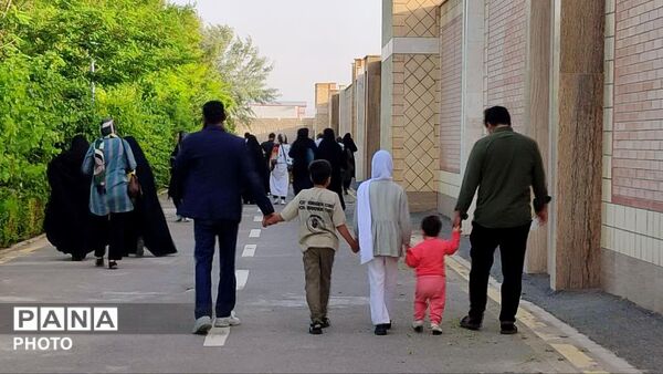 برگزاری همایش پیاده روی خانوادگی در باغ بانوان نجف آباد 