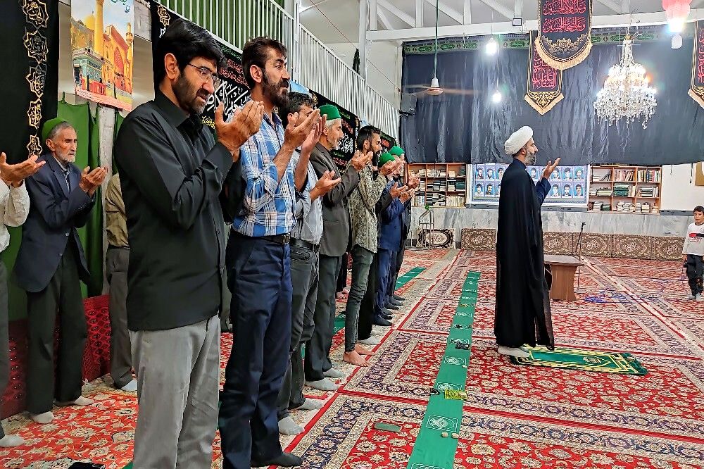 اقامه نماز جماعت مغرب عشاء در شب اول محرم 