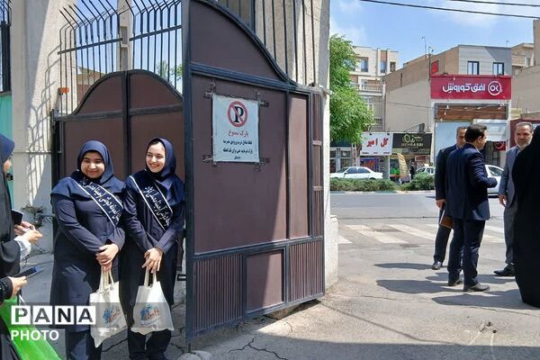 کاشت نهال به یاد شهدای میناب با شعار امنیت، سلامت با صیانت از محیط زیست در ناحیه دو شهرری 