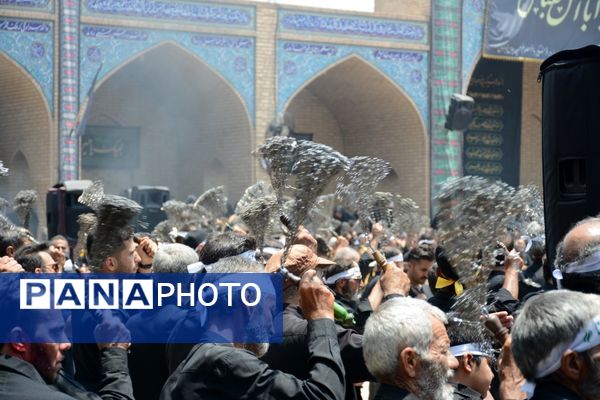 عزاداری ظهر عاشورا در شهر بافران 