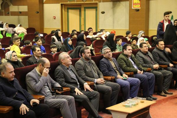 رونمایی از کتاب «تنها در میان جمع» دانش‌آموز نویسنده تبریز 