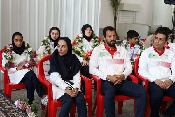استقبال با شکوه از دانش‌آموز قهرمان و مربیان آموزش و پرورش عشایر فارس