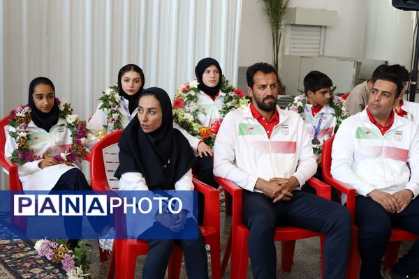 استقبال با شکوه از دانش‌آموز قهرمان و مربیان آموزش و پرورش عشایر فارس