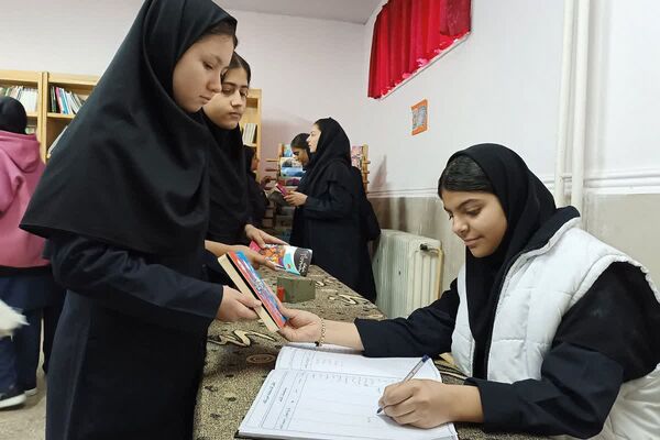 زنگ کتابخوانی در دبیرستان امام علی(ع) ورامین