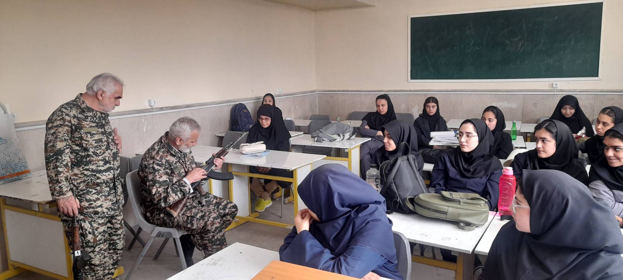 برگزاری کارگاه آموزشی تیر اندازی با اسلحه در هنرستان آفرینش پردیس 