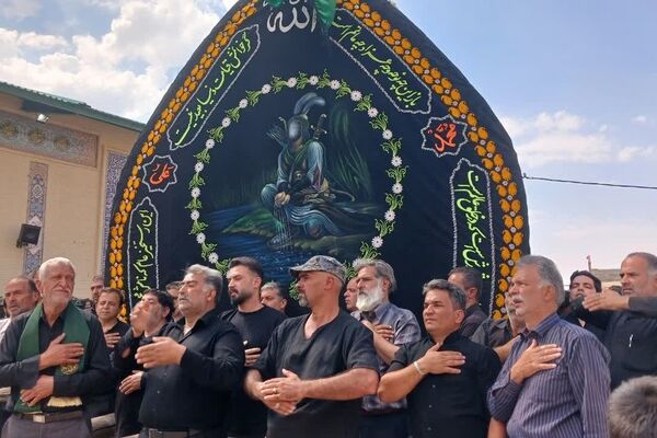 آیین نخل برداری  در محله دشتک سانیج به مناسبت شهادت امام رضا (ع)